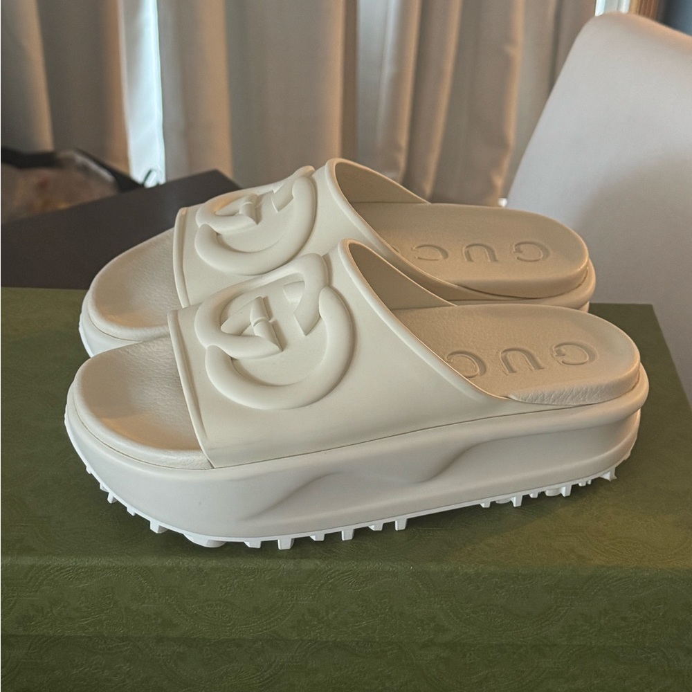 GUCCI MIAMI FLATFORM SLIDES